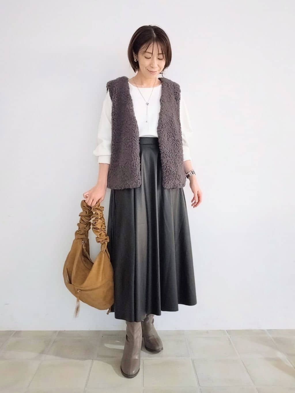 miomioさんの「SHOO･LA･RUE｜【S-LL】大人のデイリースタイルに お袖タック フェイクパール付きトップス」を使ったコーディネート
