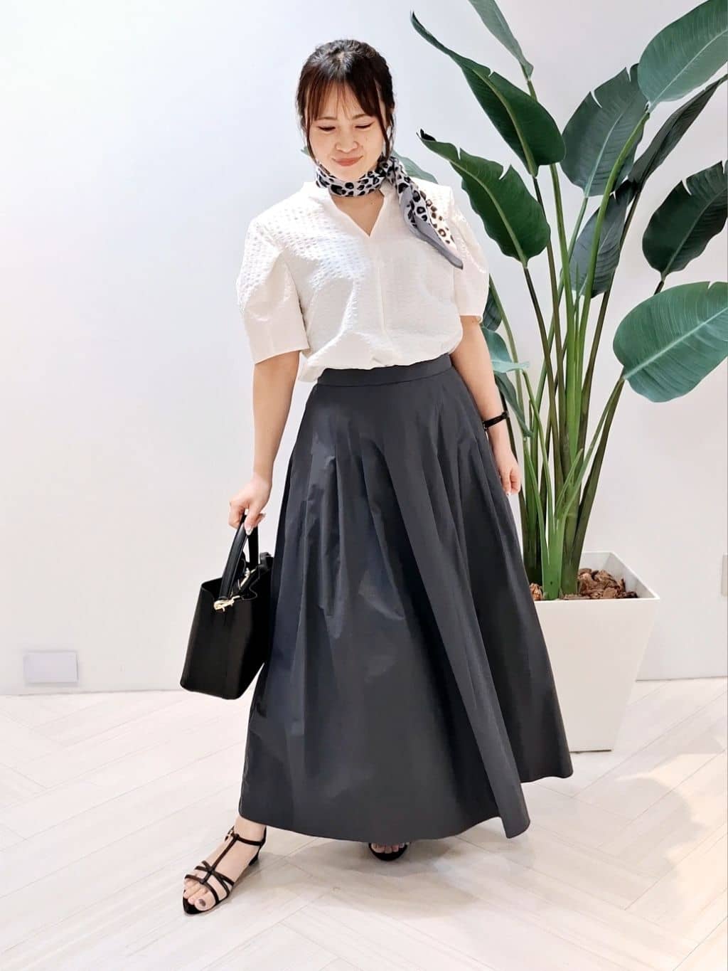 YuKaRiさんの「UNTITLED｜【吸水速乾/ストレッチ/Vネック】フォルムスリーブ ブラウス」を使ったコーディネート