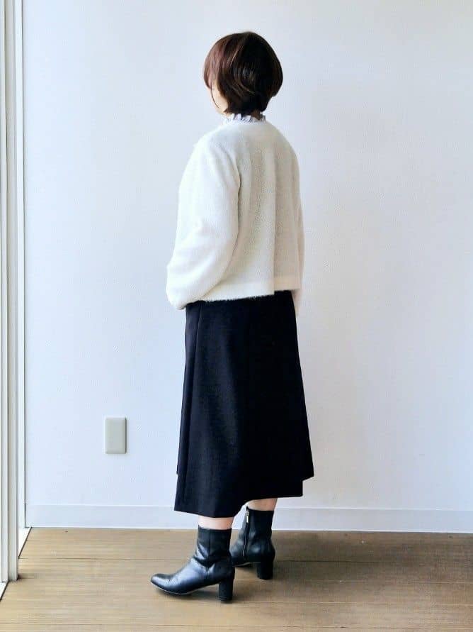 やじまさんの「UNTITLED｜【ジャケット風/メタルボタン】アルパカ混シャギーカーディガン」を使ったコーディネート