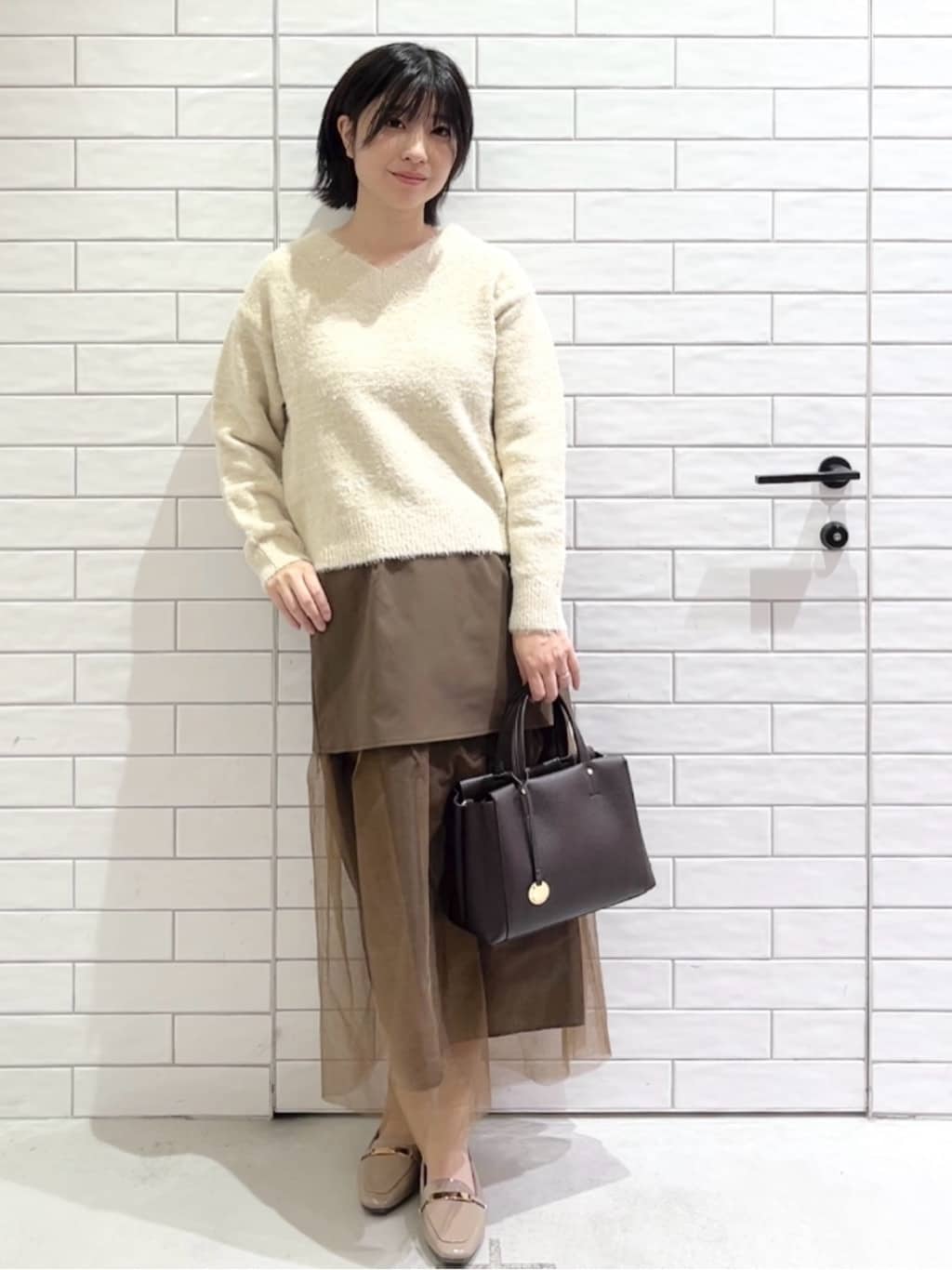 しおりさんの「OPAQUE.CLIP｜スパンコールフェザーVネックニット【洗濯機OK】」を使ったコーディネート