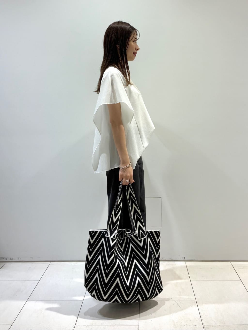 KAOさんの「INDIVI｜【褒められデニム】ワイドストレート デニムパンツ」を使ったコーディネート