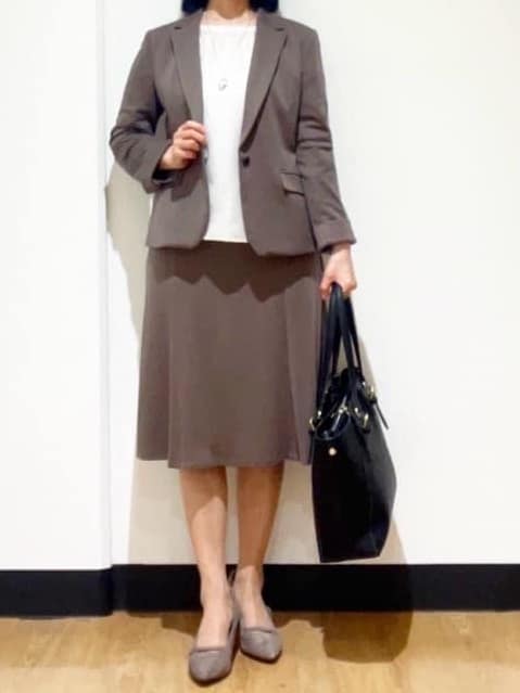 フクさんの「Reflect｜【きちんと見え／セットアップ可／通勤におすすめ◎】ペプラムプリントブラウス」を使ったコーディネート