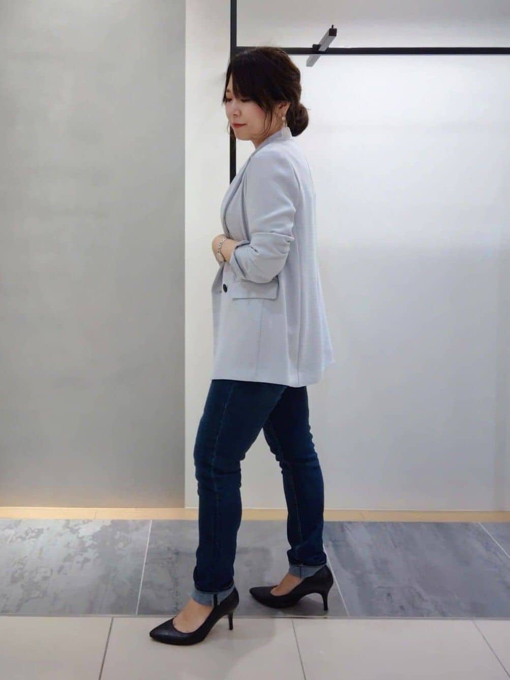 TOMOMIさんの「INDIVI｜【通年活躍！褒められデニム】スキニー デニムパンツ」を使ったコーディネート