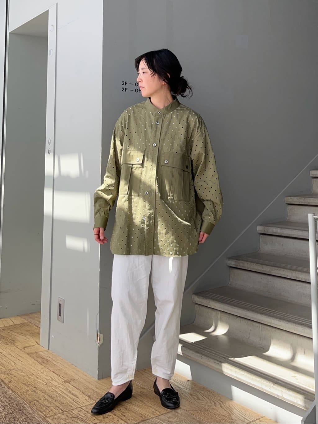 神野（jinno）さんの「TAKEO KIKUCHI｜ツイルオパールオーバーシャツ」を使ったコーディネート