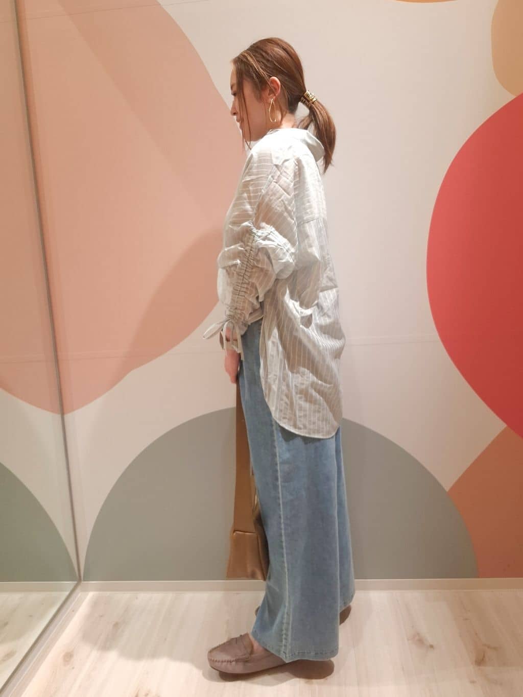 次女さんの「SHOO･LA･RUE｜【S-LL】程よい透け感 ストライプ柄 お袖ギャザーデザインシャツ」を使ったコーディネート