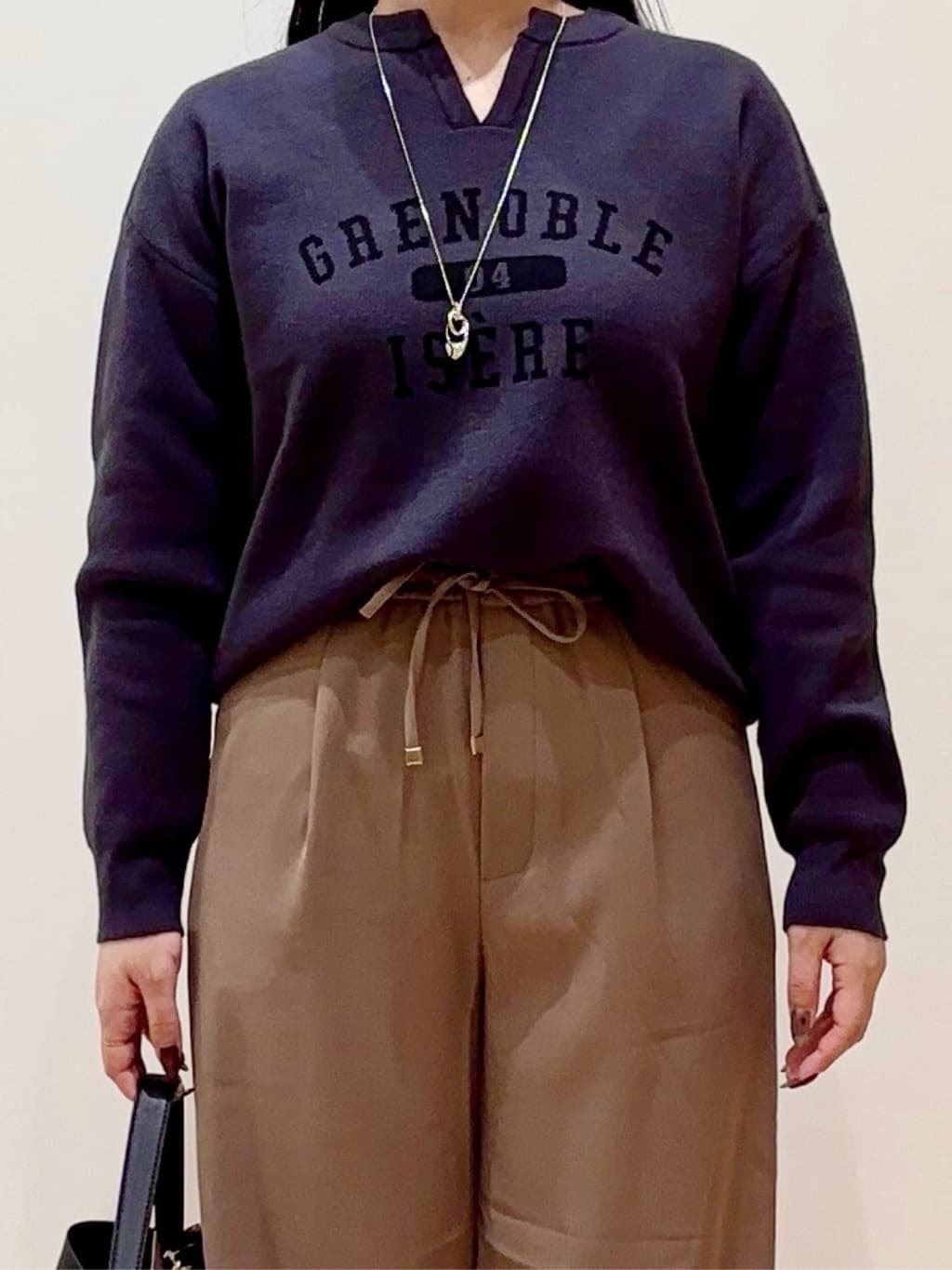 minamiさんの「grove｜カレッジロゴキーネックニット」を使ったコーディネート