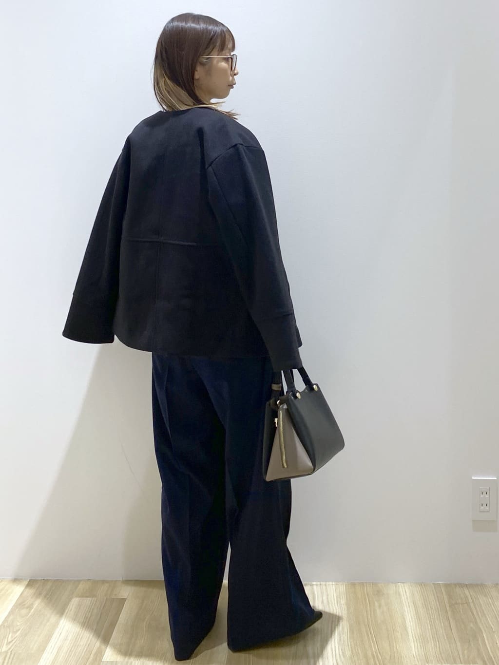 えりさんの「OPAQUE.CLIP｜スパンコールフェザーVネックニット【洗濯機OK】」を使ったコーディネート
