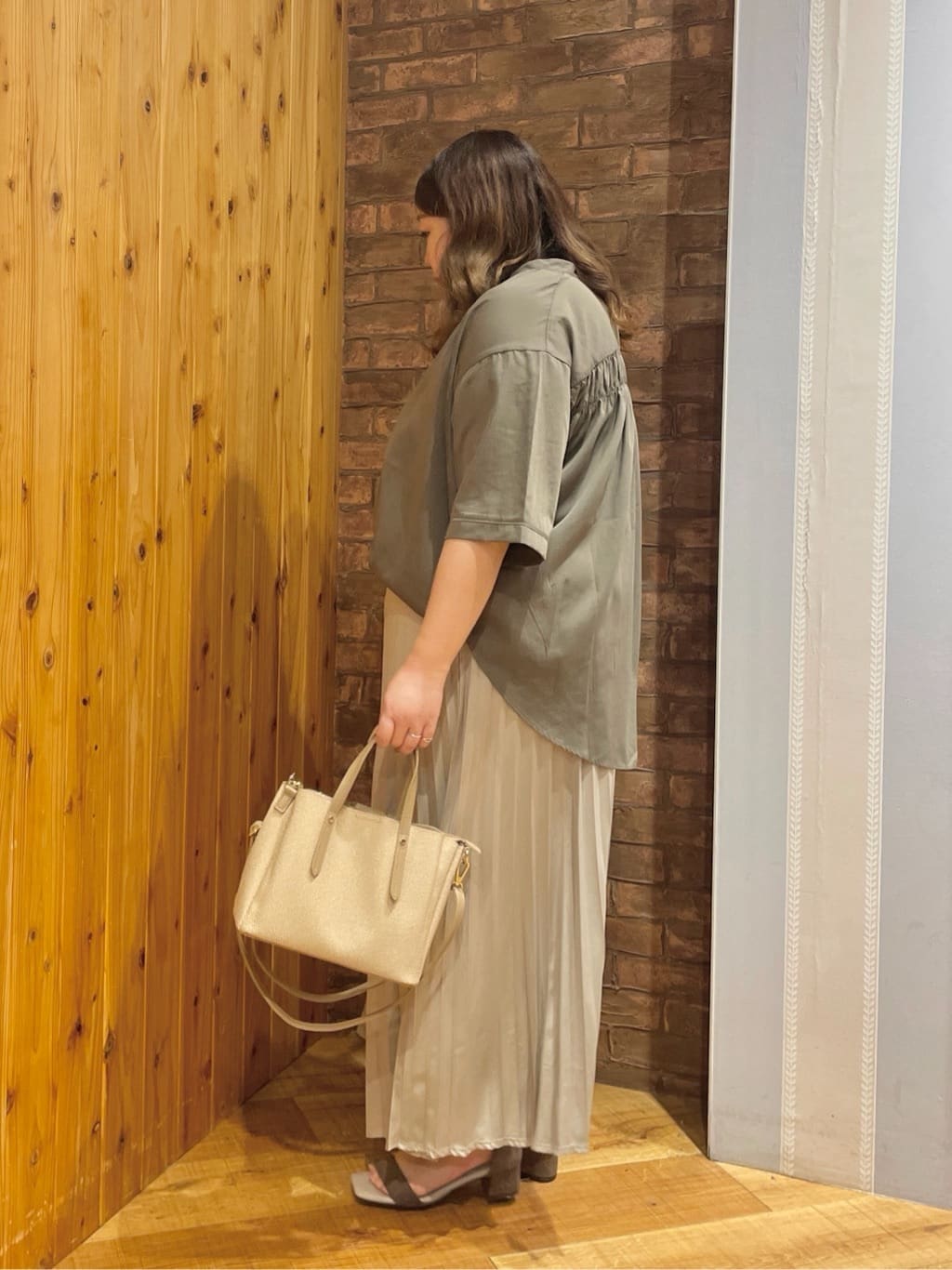 Risaさんの「SHOO･LA･RUE｜【S-LL/洗濯後しわになりにくい】バックギャザーがアクセント スッキパーブラウス」を使ったコーディネート