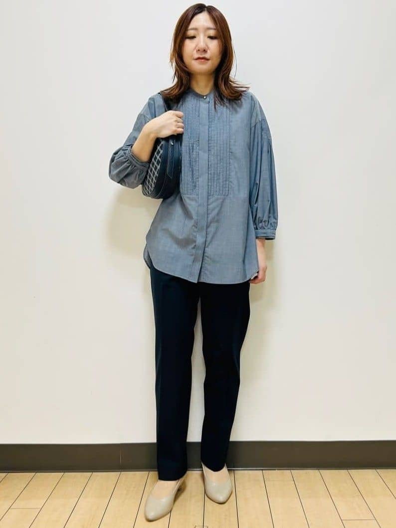 miiiさんの「Reflect｜【程よいゆとり感／体型カバー】ピンタックデザインシャンブレーブラウス」を使ったコーディネート