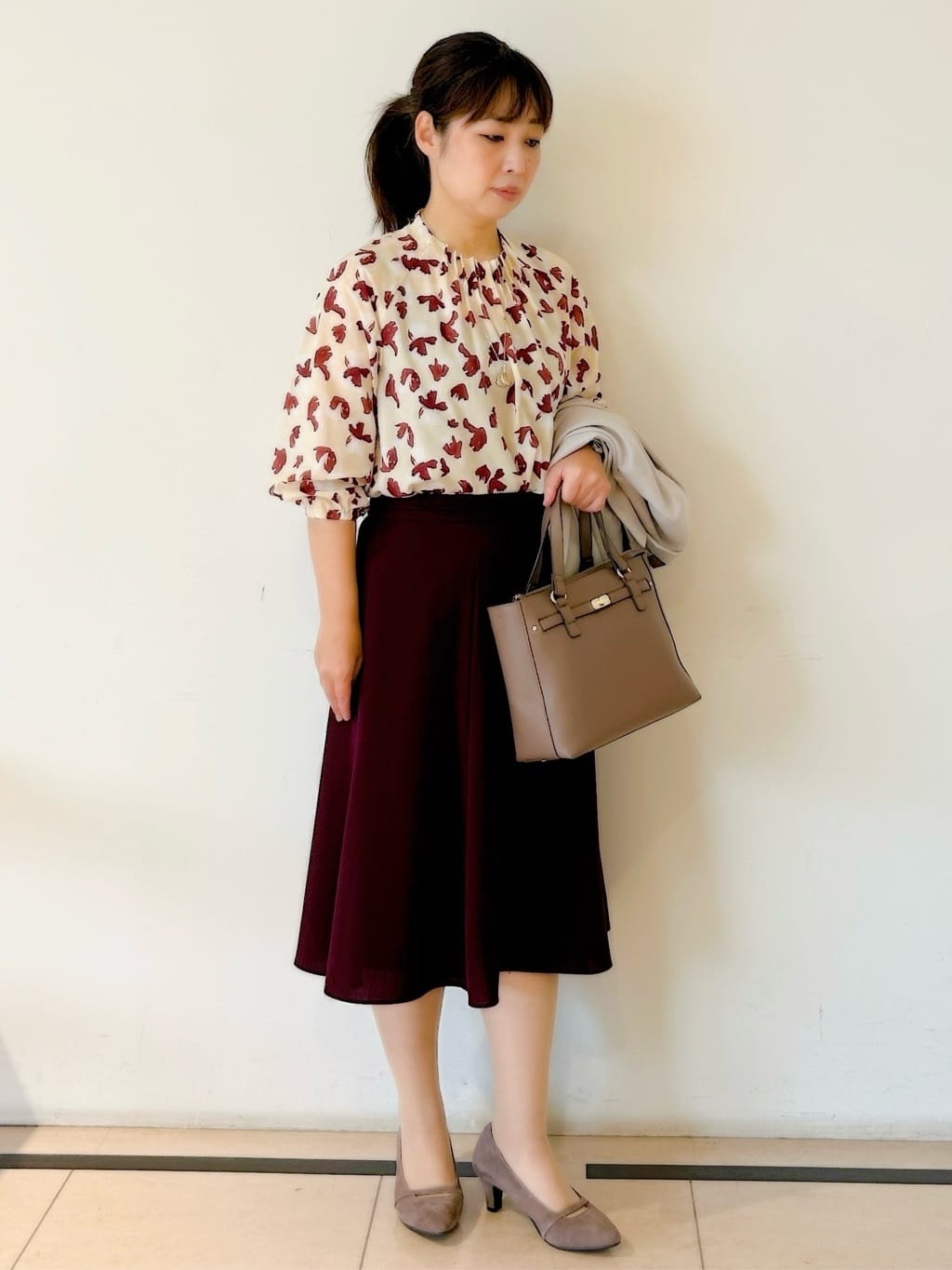 ひーさんの「Reflect｜【ジャケットのインナーにおすすめ◎】花柄タックデザインブブラウス」を使ったコーディネート