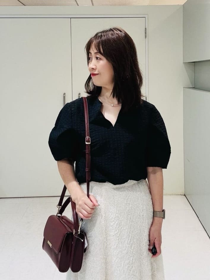makiさんの「UNTITLED｜【吸水速乾/ストレッチ/Vネック】フォルムスリーブ ブラウス」を使ったコーディネート