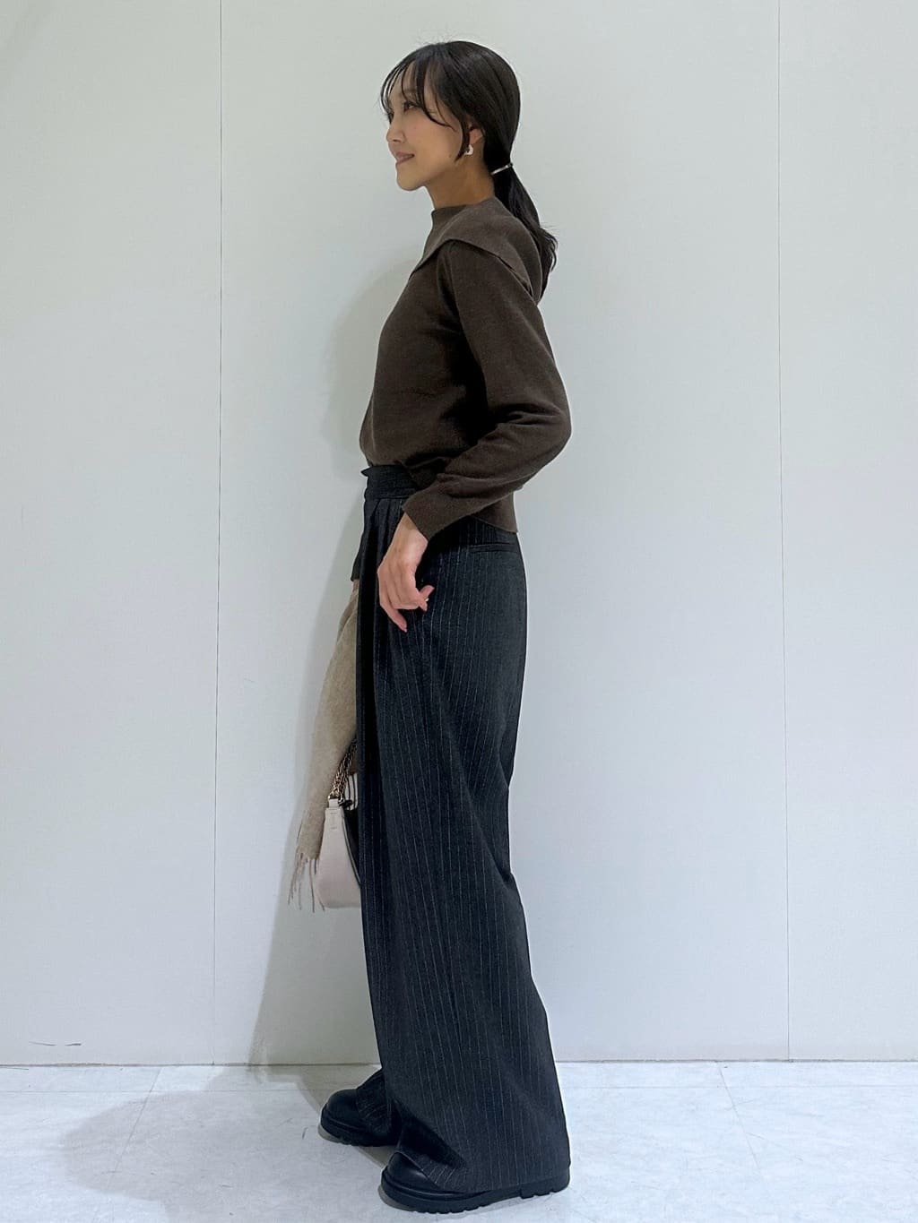 makiさんの「OPAQUE.CLIP｜オフショルダーニット【洗濯機OK】」を使ったコーディネート