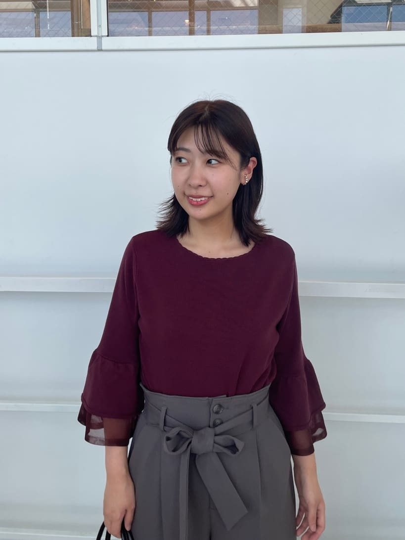 abeさんの「Couture brooch｜【フェミニン・着映え・通勤】シアーフレアー袖ニットトップス」を使ったコーディネート