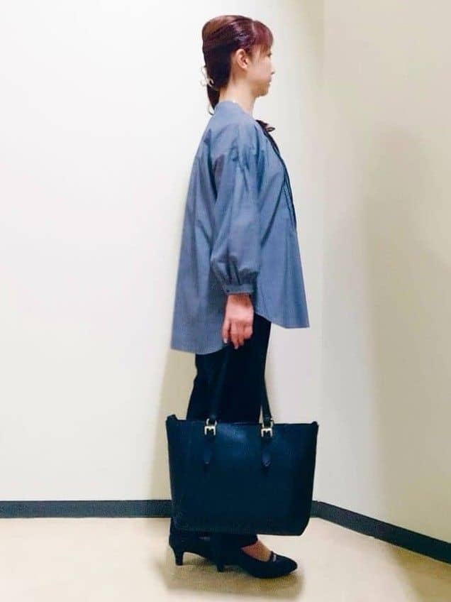 花さんの「Reflect｜【程よいゆとり感／体型カバー】ピンタックデザインシャンブレーブラウス」を使ったコーディネート