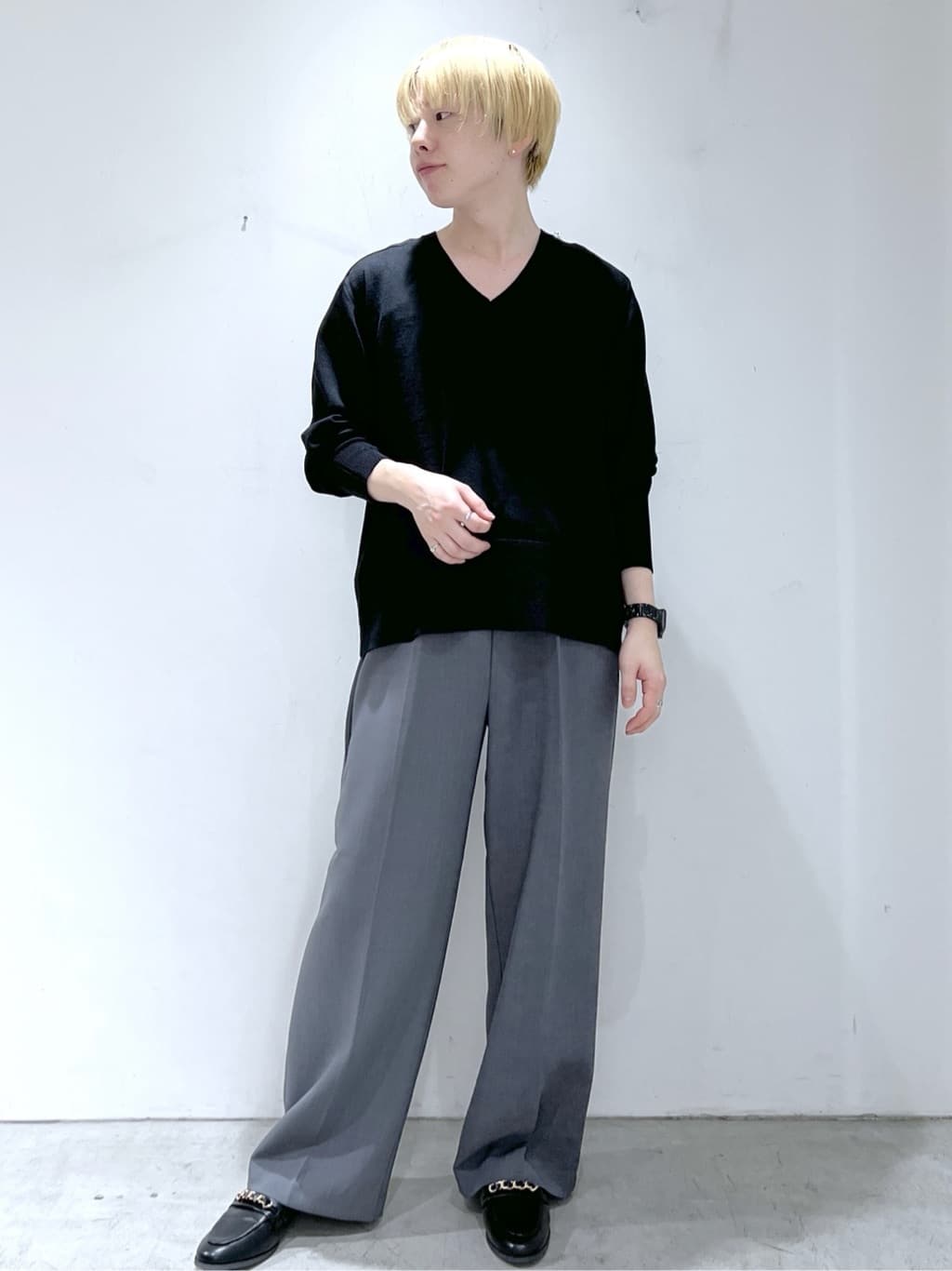 JINさんの「OPAQUE.CLIP｜リラクシーVネックニット【洗濯機洗OK】《6col》」を使ったコーディネート