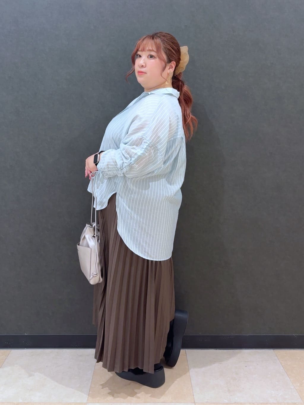 まやさんの「SHOO･LA･RUE｜【S-LL】程よい透け感 ストライプ柄 お袖ギャザーデザインシャツ」を使ったコーディネート