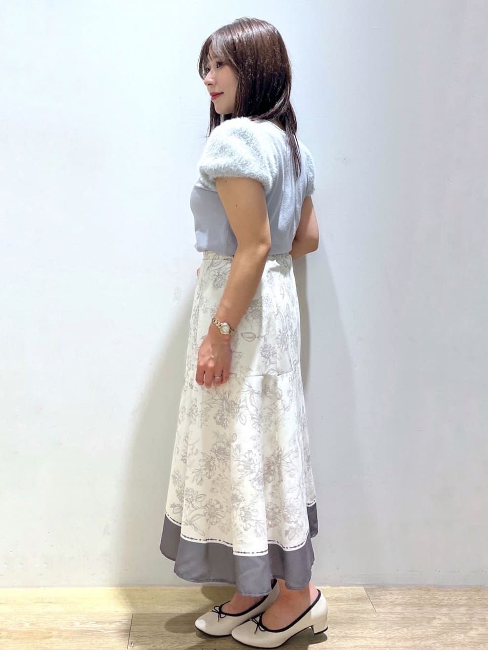 さやかさんの「index｜《6色展開》フェザーパフスリーブVネックニット【洗濯機洗い可】」を使ったコーディネート