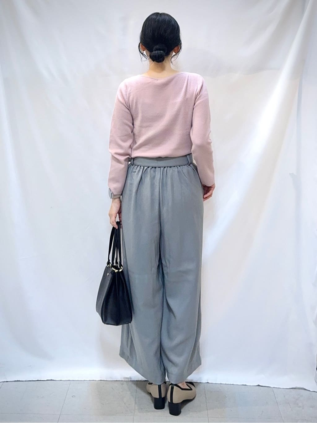 𝐇𝐢𝐫𝐨𝐦𝐢さんの「SHOO･LA･RUE｜【洗濯機可/S-LL】スカラップネックが上品な ビジュー付きニット」を使ったコーディネート