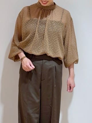 あやさんの「UNTITLED｜【重ね着やスーツインナーに/シアー】ドットジャカード ブラウス」を使ったコーディネート
