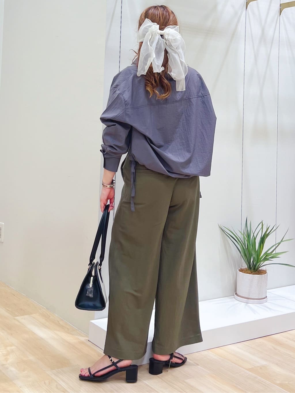 みことさんの「grove｜【接触冷感】見た目はきちんと、着心地はらくちん クロップドベイカーパンツ」を使ったコーディネート