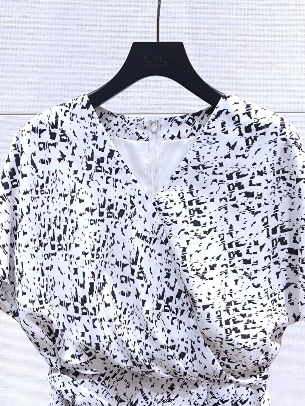 sayaさんの「COUP DE CHANCE｜【手洗い可／日本製】カシュクール風ワンピース」を使ったコーディネート