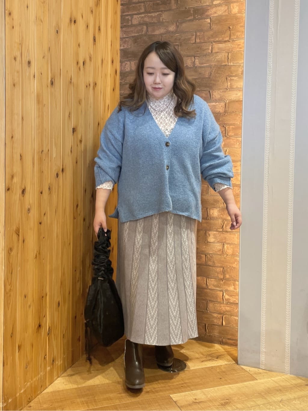Risaさんの「SHOO･LA･RUE｜【洗濯機可】ふわっと軽く羽織れる オーバーサイズカーディガン」を使ったコーディネート