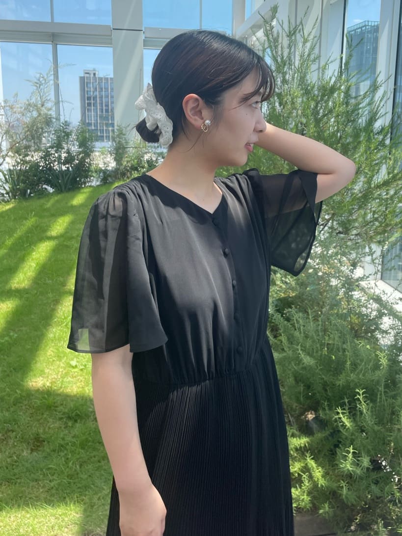 abeさんの「Couture brooch｜【二の腕カバー・楽ちん・通勤】シフォンプリーツワンピース」を使ったコーディネート