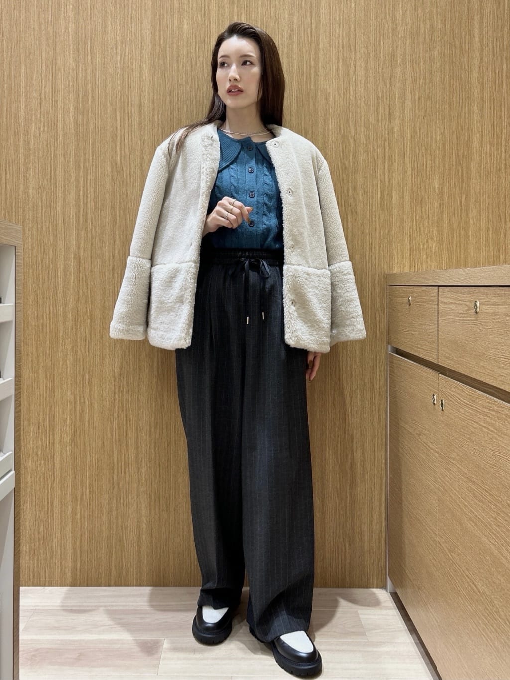 maiさんの「OPAQUE.CLIP｜フェイクボア切替ショートコート」を使ったコーディネート