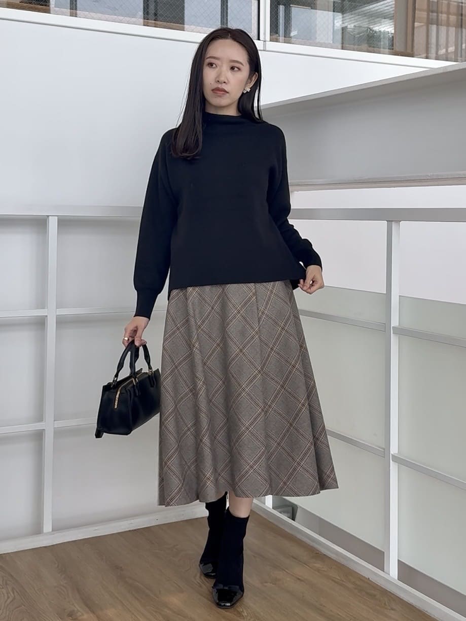 teiさんの「Couture brooch｜【ゆるふわ・通勤】リッシュアンゴラ バックパール調ニット」を使ったコーディネート
