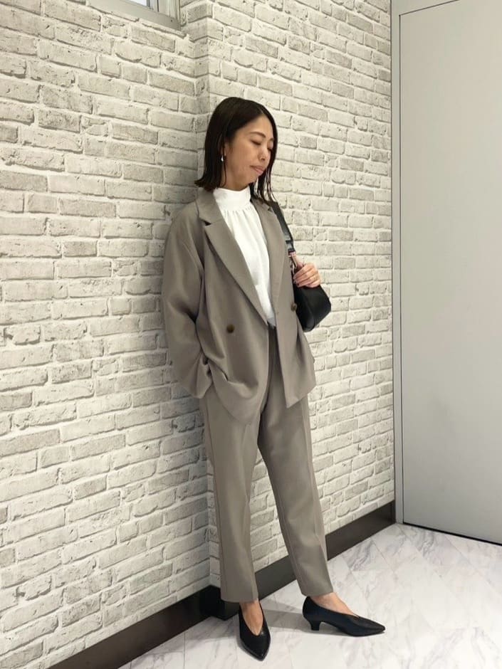 Mikoさんの「INDIVI｜Comfy SET UP｜イージーテーパードパンツ【セットアップ対応／通勤/カセット服】」を使ったコーディネート
