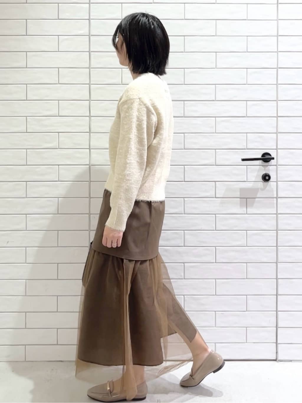 しおりさんの「OPAQUE.CLIP｜スパンコールフェザーVネックニット【洗濯機OK】」を使ったコーディネート