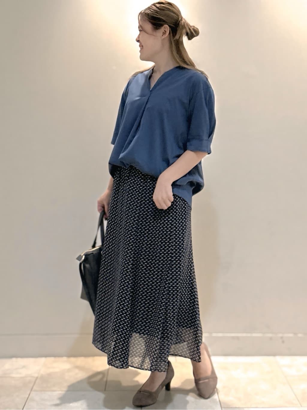 S&auml;K&iuml;さんの「Reflect｜【すっきり見え！長め丈／マシンウォッシュ可】スキッパーネックジャージトップス」を使ったコーディネート
