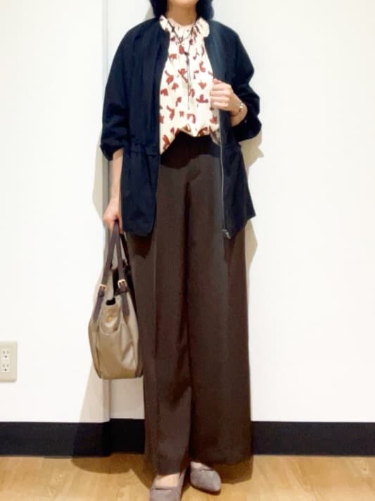 フクさんの「Reflect｜【ジャケットのインナーにおすすめ◎】花柄タックデザインブブラウス」を使ったコーディネート