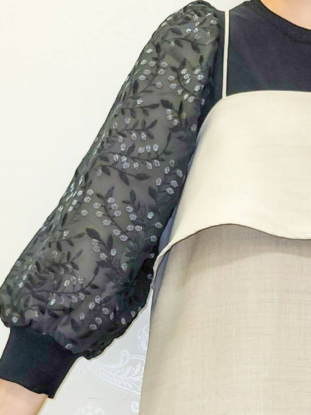 いずみさんの「grove｜【二の腕カバー】繊細さと上品さをまとう袖刺繍プルオーバーニット」を使ったコーディネート