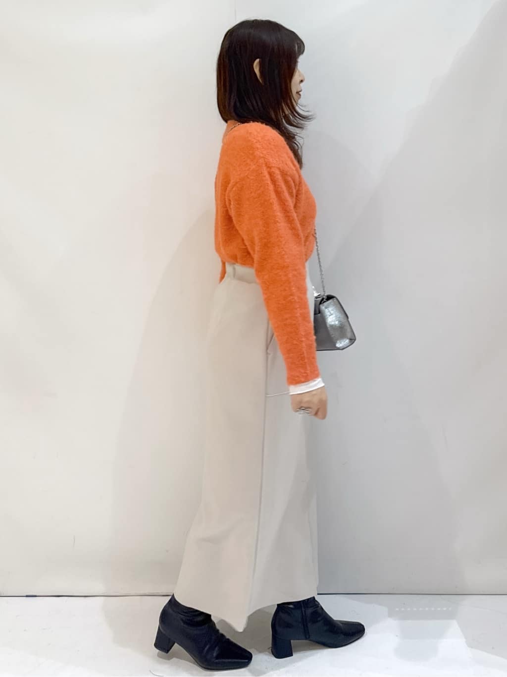 nakkoさんの「OPAQUE.CLIP｜スパンコールフェザーVネックニット【洗濯機OK】」を使ったコーディネート