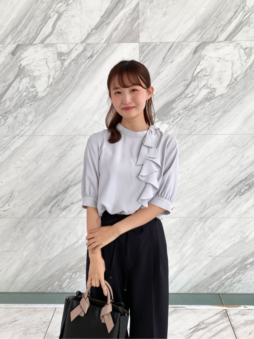 みさかさんの「index｜ロールカラーアシメフリルリボンブラウス【洗濯機洗い可／イージーアイロン】」を使ったコーディネート