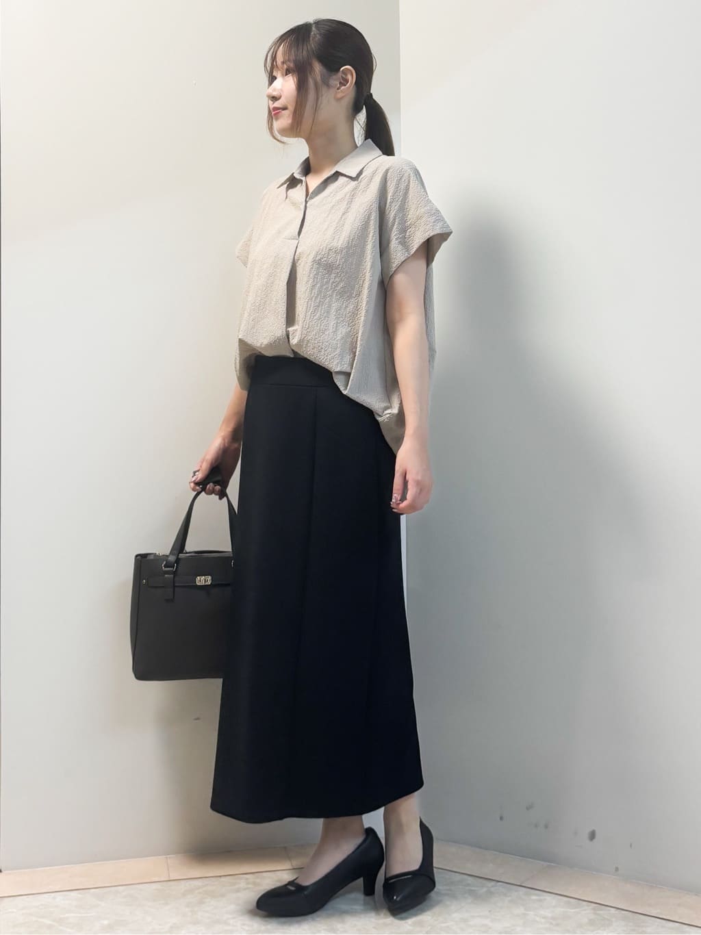 Sawaさんの「Reflect｜【二の腕さりげなくカバー】シャツ衿オフボディブラウス」を使ったコーディネート