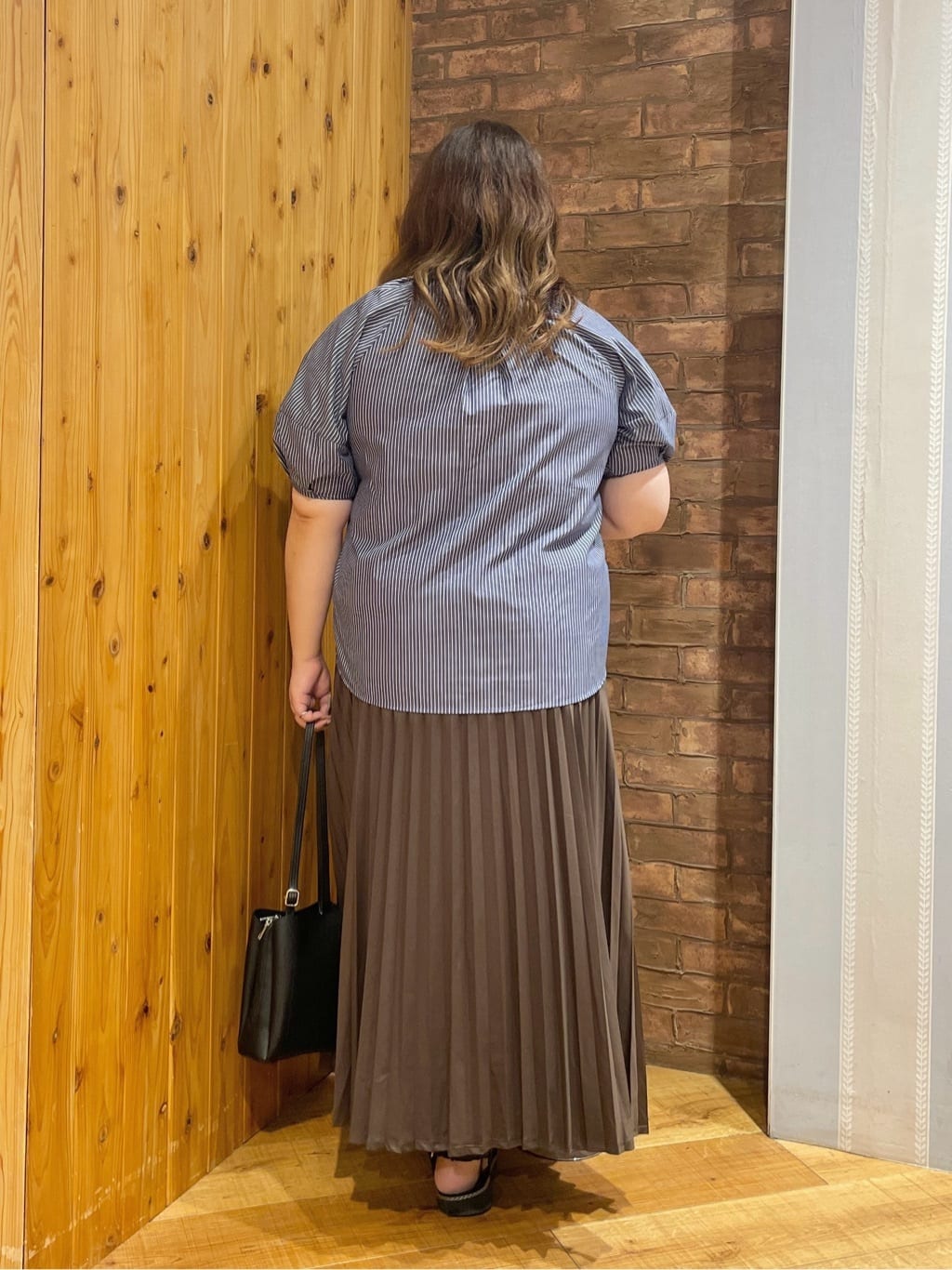 Risaさんの「SHOO･LA･RUE｜【S-LL/洗濯後しわになりにくい】ランタンスリーブで女性らしく 5分袖スキッパーブラウス」を使ったコーディネート
