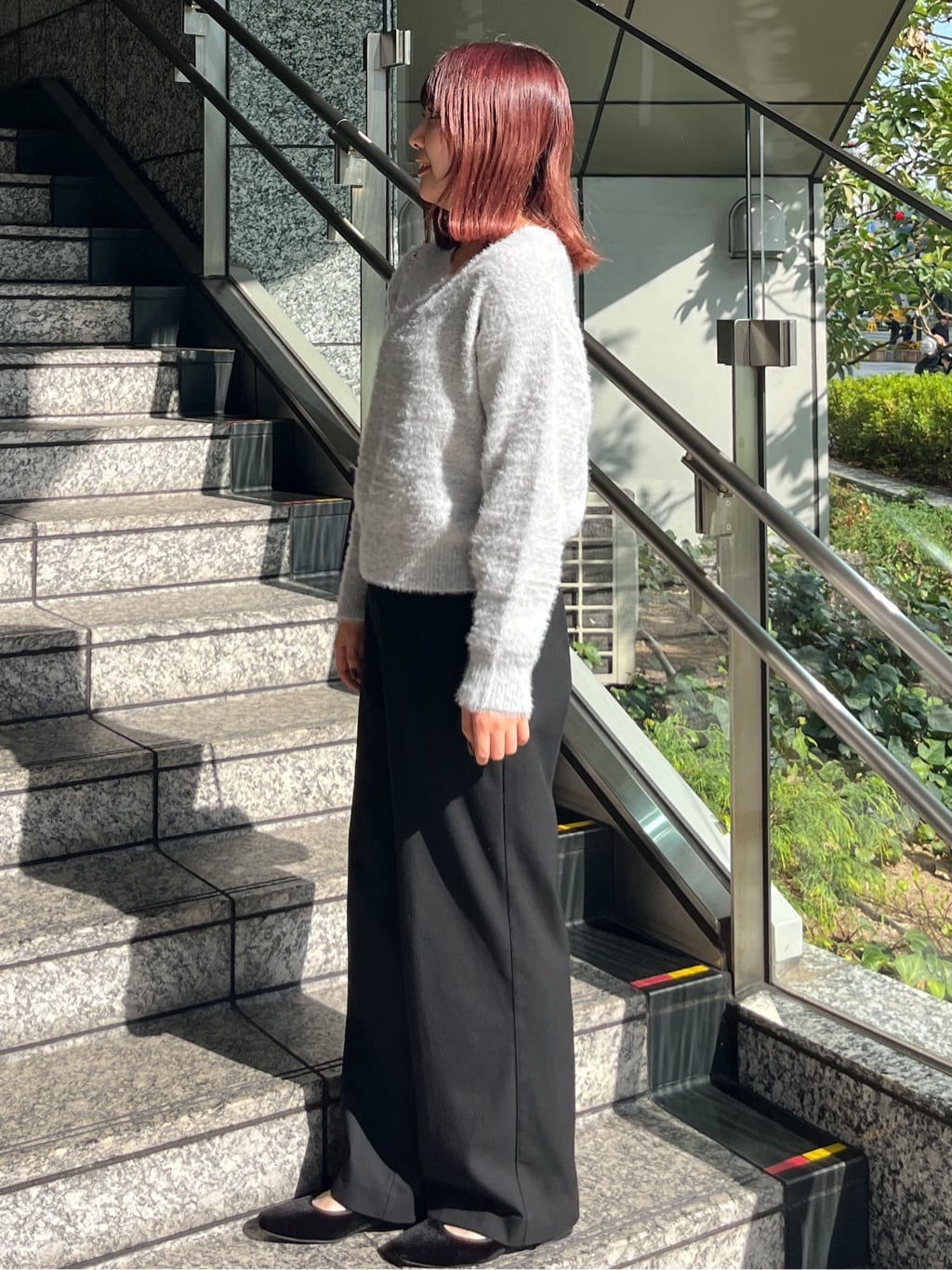 HANNAさんの「OPAQUE.CLIP｜スパンコールフェザーVネックニット【洗濯機OK】」を使ったコーディネート