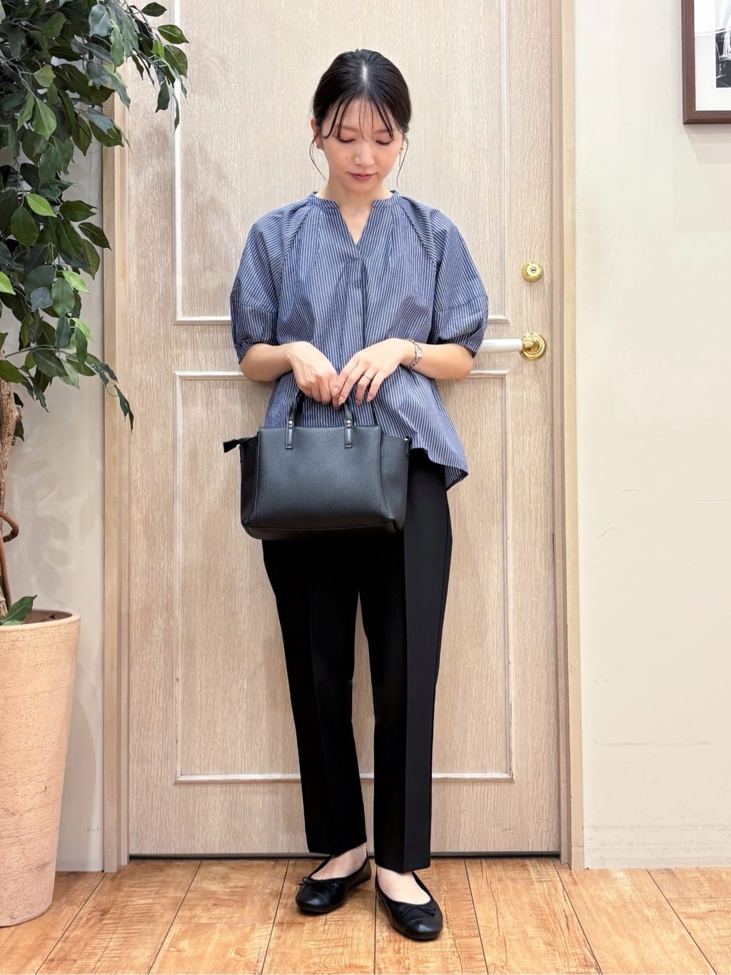 なみさんの「SHOO･LA･RUE｜【S-LL/洗濯後しわになりにくい】ランタンスリーブで女性らしく 5分袖スキッパーブラウス」を使ったコーディネート