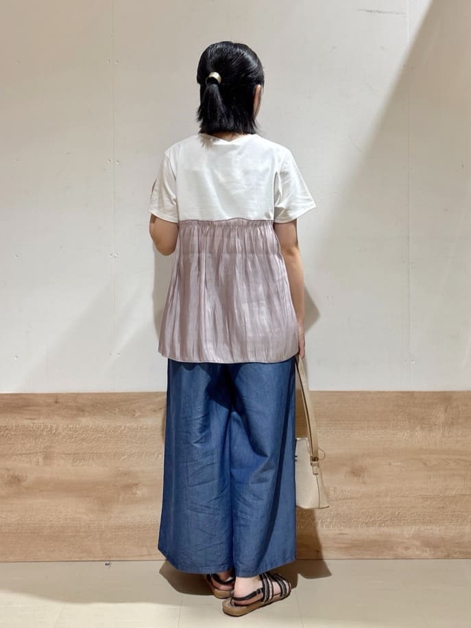 るねさんの「SHOO･LA･RUE｜【洗える/S-LL/ひんやり】金ボタンがアクセント　大人のデニムガウチョパンツ」を使ったコーディネート