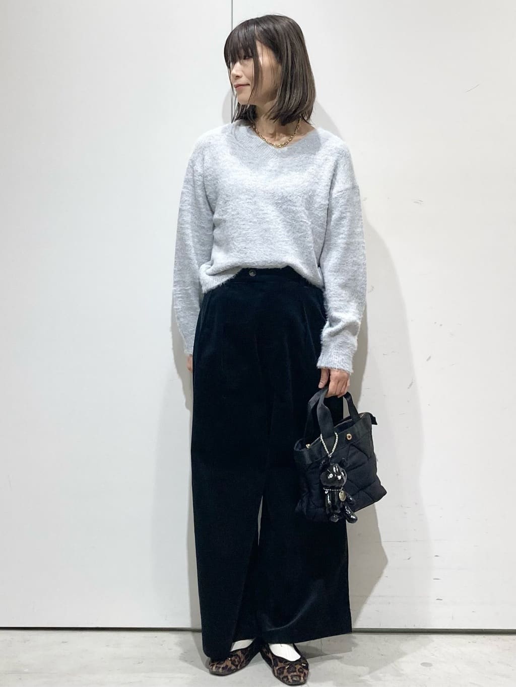 Jさんの「OPAQUE.CLIP｜スパンコールフェザーVネックニット【洗濯機OK】」を使ったコーディネート