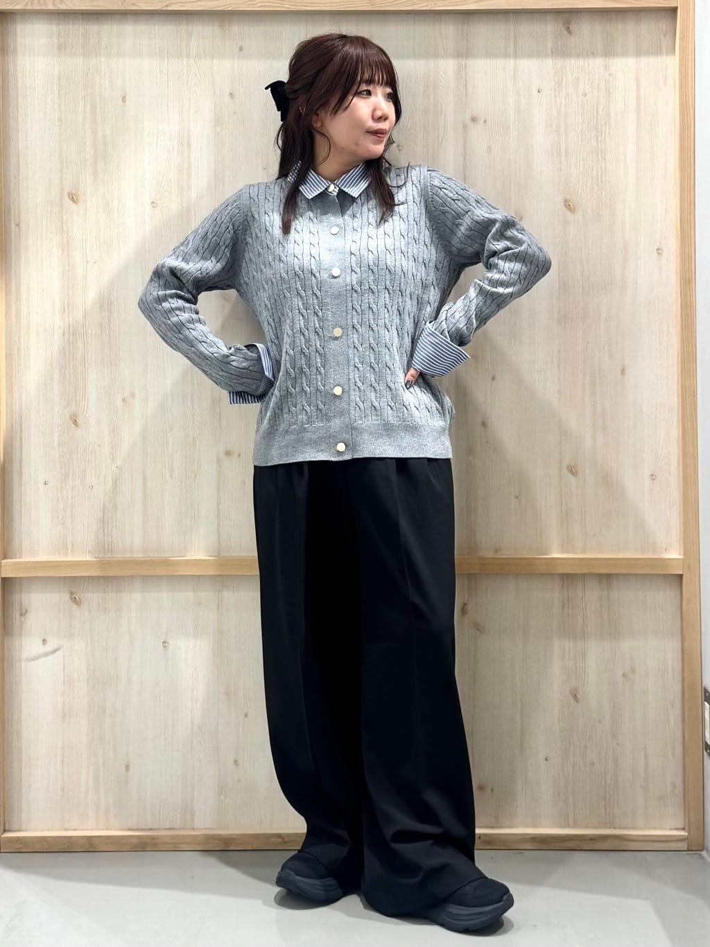 nanaさんの「THE SHOP TK｜【着るだけでコーデ完成】シャツレイヤード風 ケーブルニット」を使ったコーディネート