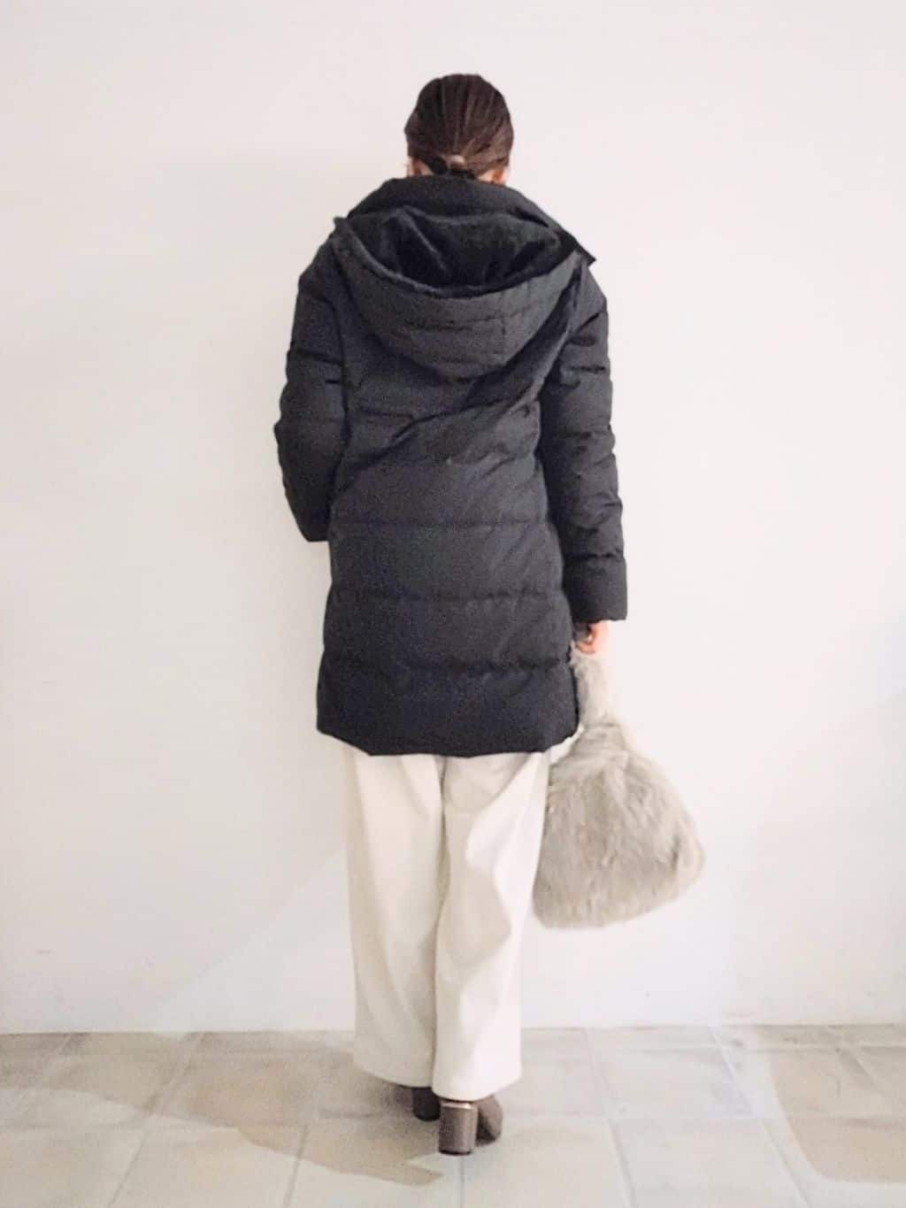 miomioさんの「SHOO･LA･RUE｜【洗濯機可/撥水】フェイクファーフード ロングダウン」を使ったコーディネート