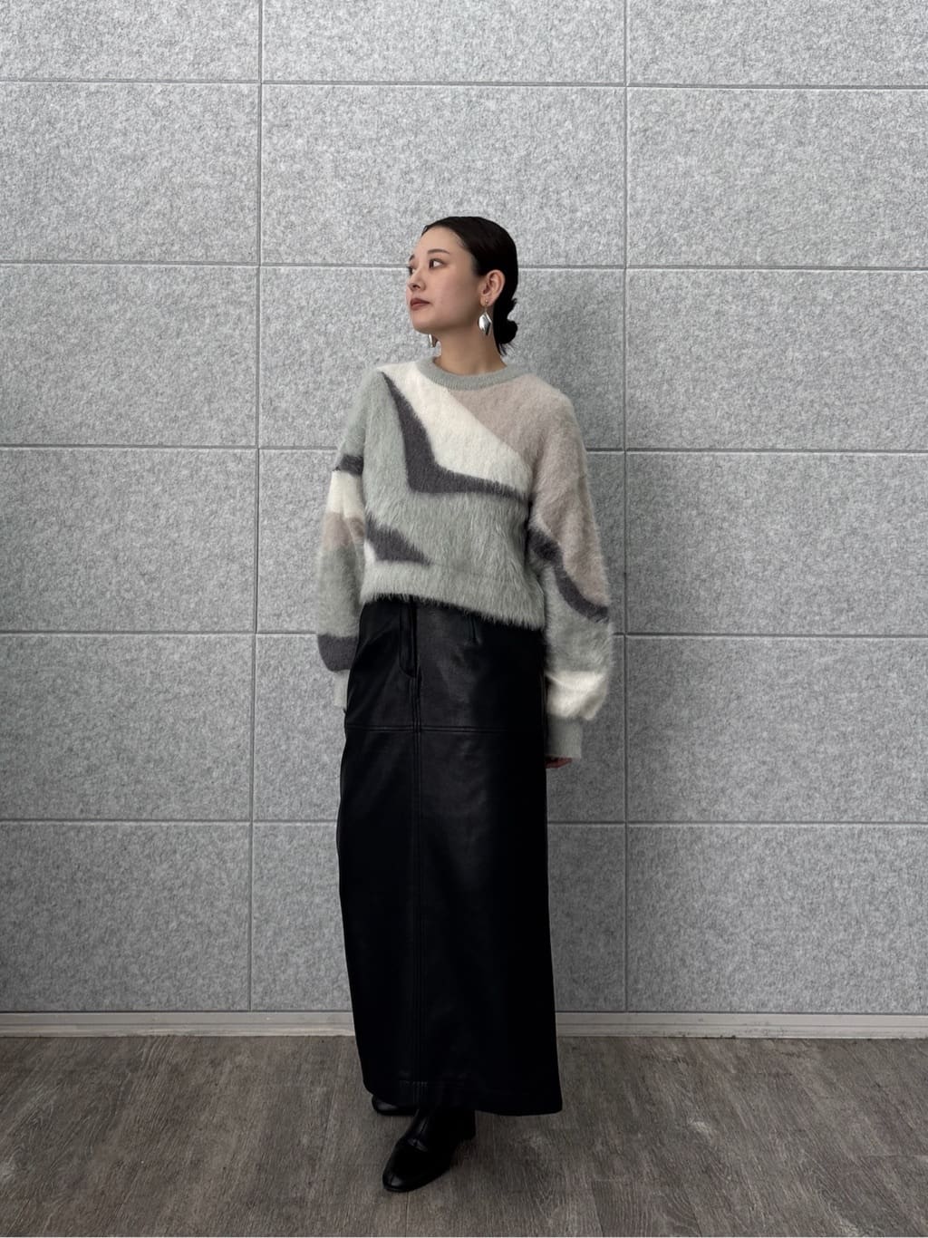 ayanoさんの「INDIVI｜【セットアップ対応】シンセティックレザースカート」を使ったコーディネート