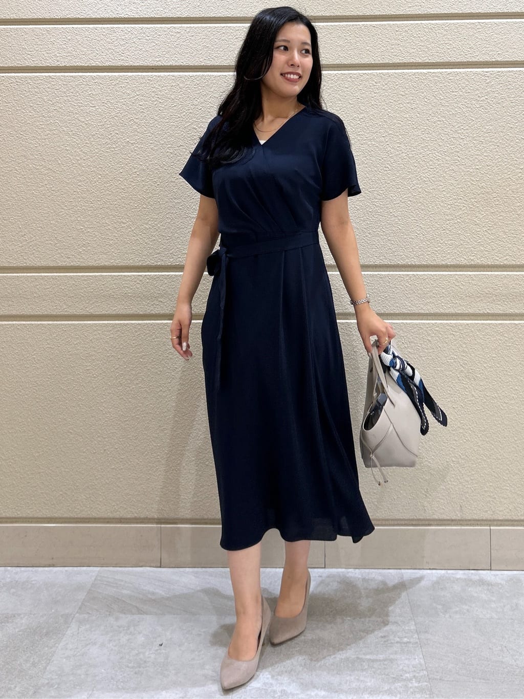 Momokaさんの「COUP DE CHANCE｜【手洗い可／日本製】カシュクール風ワンピース」を使ったコーディネート