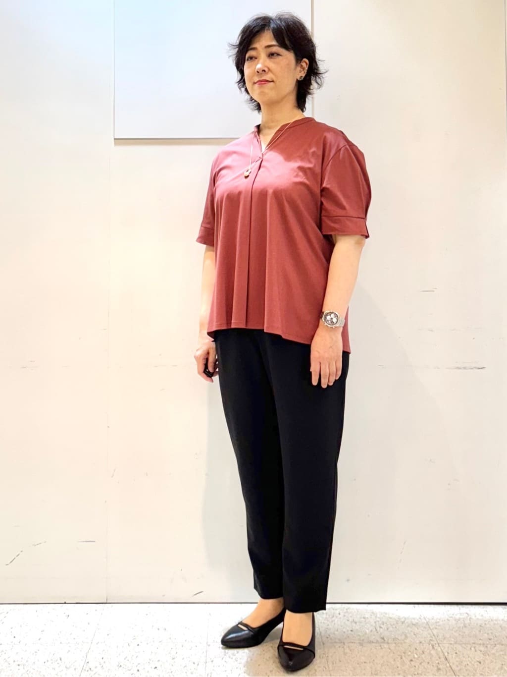 ヤスコさんの「Reflect｜【すっきり見え！長め丈／マシンウォッシュ可】スキッパーネックジャージトップス」を使ったコーディネート