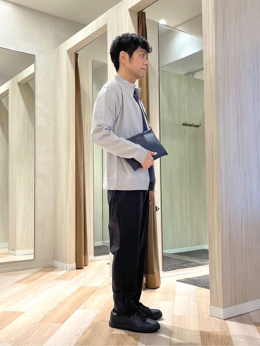 URAさんの「TAKEO KIKUCHI｜アンチピリング ジップアップ ニット」を使ったコーディネート