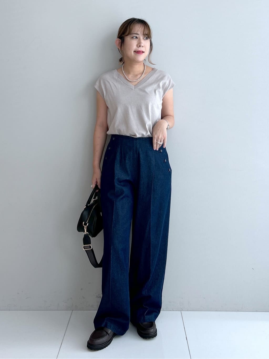 Hirokaさんの「Dessin｜【2点セット/3WAY/洗える】ノースリーブインナー付きVネックショート丈ニット」を使ったコーディネート