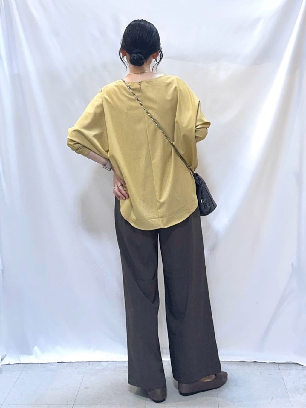 𝐇𝐢𝐫𝐨𝐦𝐢さんの「SHOO･LA･RUE｜【高レビュー/洗濯後しわになりにくい】1枚でサマ見え 8分袖ドルマンブラウス」を使ったコーディネート